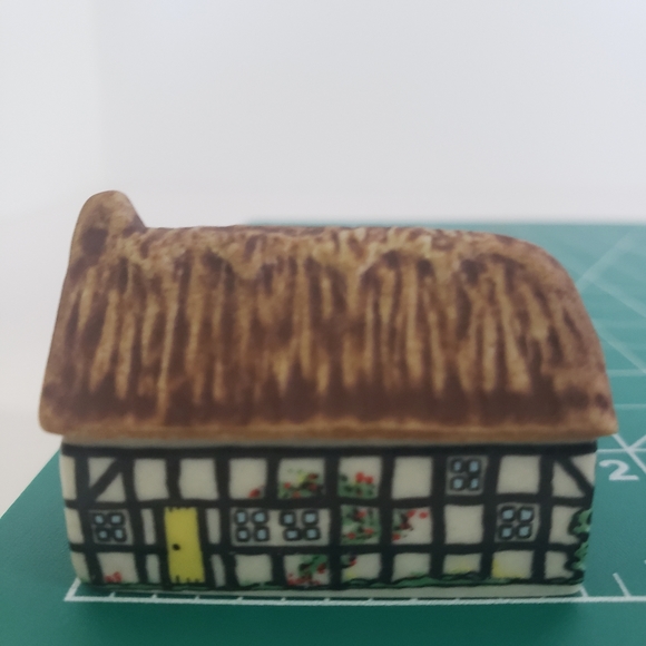 Wade England Figurines Whimsey On Why Pump Cottage #1 - Picture 9 of 9